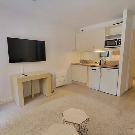 Cozy Studio With Balcony And Shared Pool דירה Saint-Raphaël